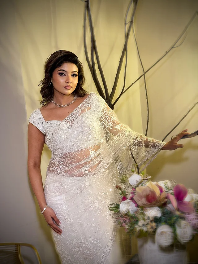 শিয়ার ফেব্রিকের এই শাড়ির জমিনজুড়ে সূক্ষ্ম ফুলেল এমব্রয়ডারি টোন অন টোন কাজ