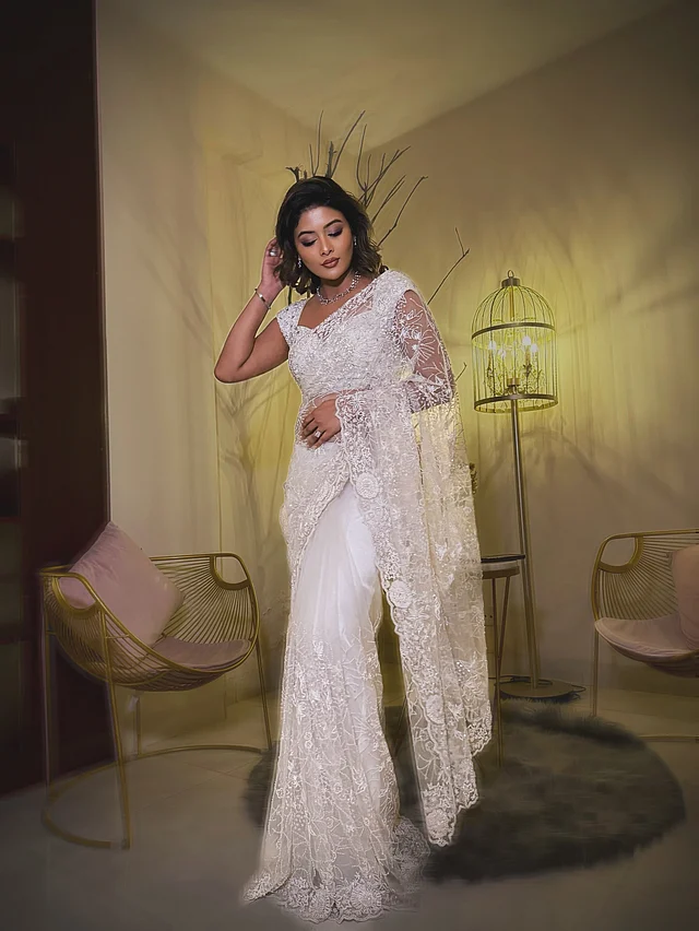 টয়ার এই লুক হতে পারে এবারের ঈদসাজের অনুপ্রেরণা। সাদা যে শুধু সাদামাটা নয়, বরং গ্ল্যামারাসও হতে পারে, সেটাই করে দেখালেন এই ফ্যাশনিস্তা 