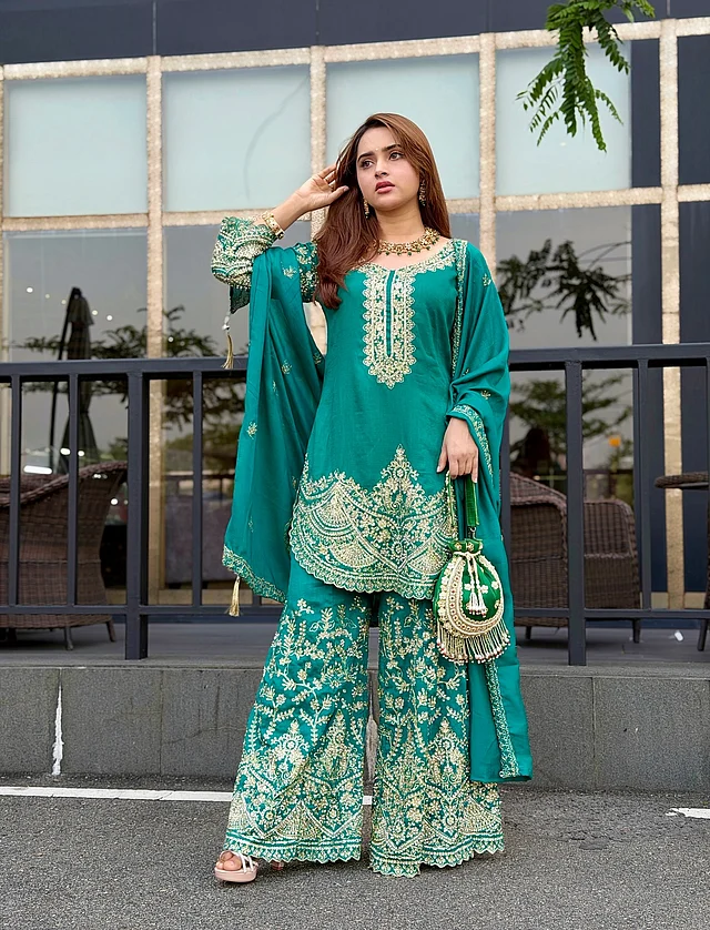 এমব্রয়ডারি করা সবুজ সালোয়ার-কামিজ পরেছেন অভিনেত্রী কেয়া পায়েল।  এই থ্রি-পিসে রয়েছে সূক্ষ্ম গোল্ড এমব্রয়ডারি ও থ্রেড ওয়ার্ক দিয়ে সাজানো শর্ট কুর্তা (কামিজ) , ওয়াইড-লেগ প্যান্ট আর ম্যাচিং ওড়না। 