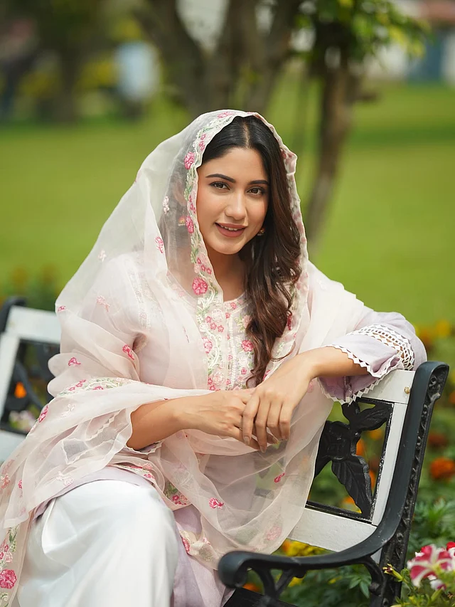 জনপ্রিয় অভিনেত্রী সাফা কবির পরেছেন একটি নরম, অরগাঞ্জা ফেব্রিকের বেবি পিংক সালোয়ার-কামিজ। জামার সামনের অংশ এবং ঘোমটা টানা ওড়নায় দেখা যাচ্ছে সুন্দর ফ্লোরাল কাজ। পোশাকের সঙ্গে তিনি বেছে নিয়েছেন একেবারেই মিনিমাল ন্যুড মেকআপ এবং কানে পরেছেন ছোট্ট ঝুমকা। ঈদে দিনের বেলায় এমন হালকা রঙের আউটফিট পরলে আরাম আর স্টাইল—দুটোই পাবেন একসাথে। 