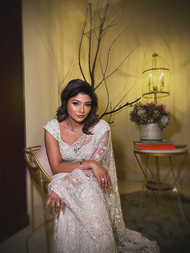 সুইটহার্ট নেকের ছোট হাতার ব্লাউজ পরেছেন সুন্দরী। যেখানে মুক্তা, বিডস আর স্টোনের নিখুঁত কাজ ফুটে উঠেছে