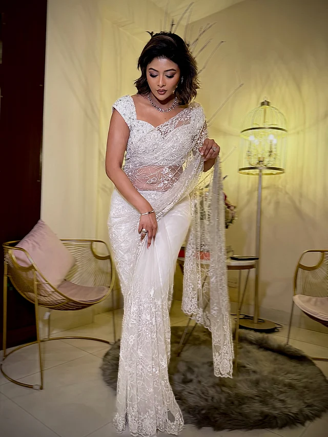 মেহের বাই সামিনা সারার ডিজাইন করা এই সাদা শাড়ি পুরো লুকে দিয়েছে একধরনের এথিরিয়াল বা অপার্থিব সৌন্দর্য