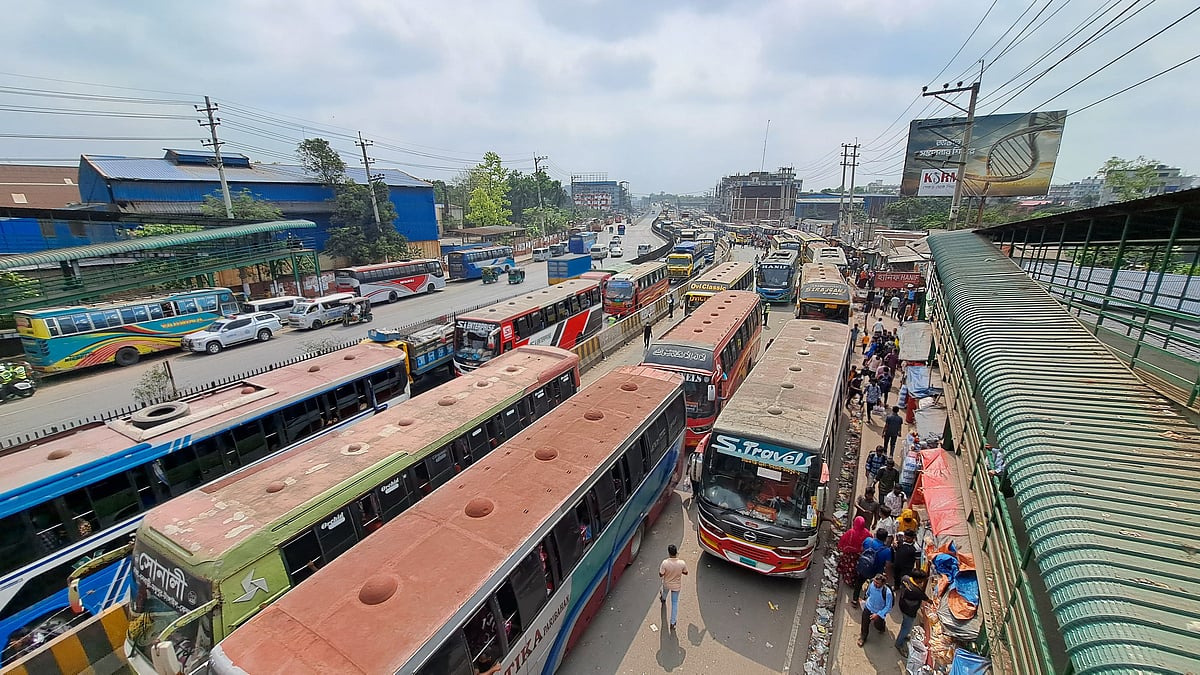 রাতের বৃষ্টিতে ঢাকা-টাঙ্গাইল মহাসড়কে দীর্ঘ যানজট, ঘরমুখী মানুষের দুর্ভোগ