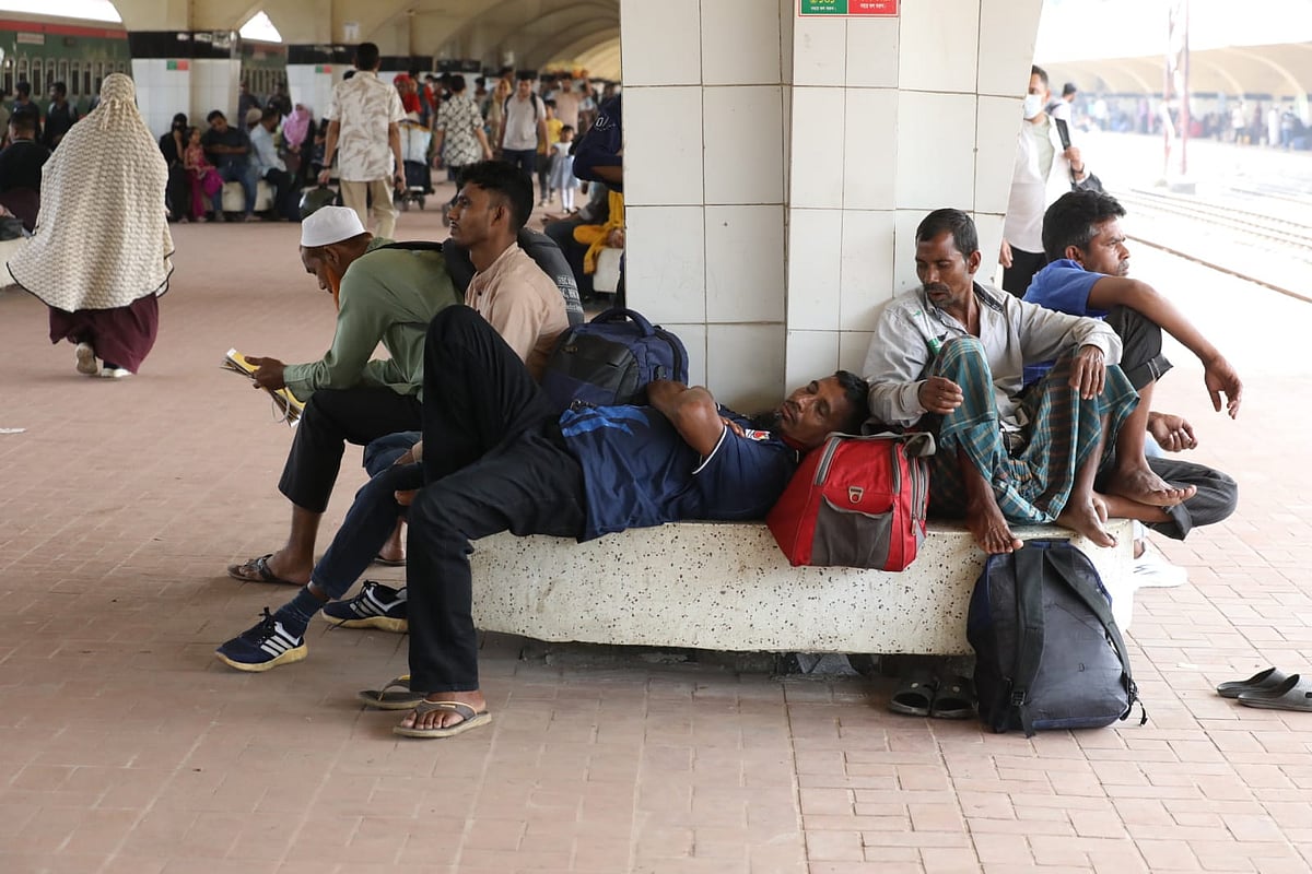 দুটি ট্রেনের শিডিউল বিপর্যয়, হাজারও মানুষের ভোগান্তি