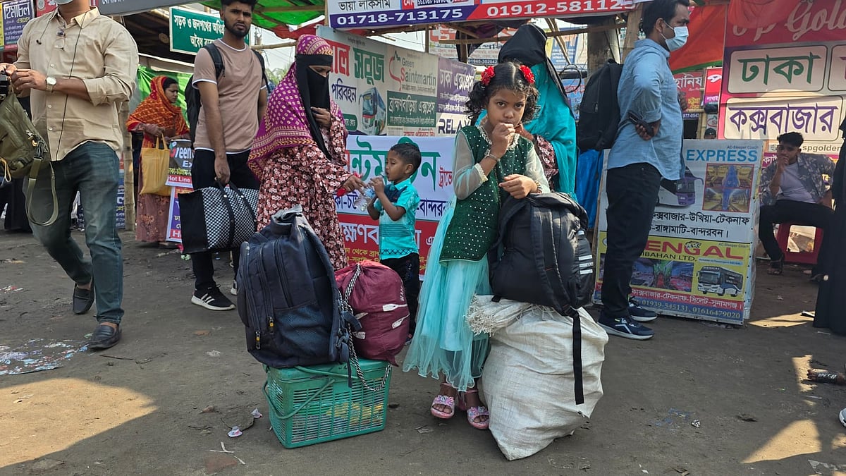 নারায়ণগঞ্জে বাস পেতে ঘণ্টার পর ঘণ্টা অপেক্ষা, গাড়ির চাপ থাকলেও যানজট নেই