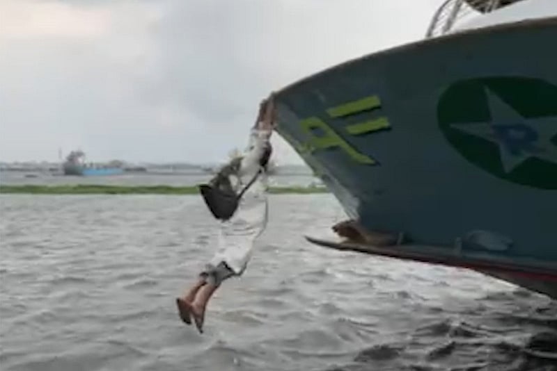 মুন্সিগঞ্জে লঞ্চ থেকে নামতে গিয়ে নদীতে পড়লেন যাত্রী