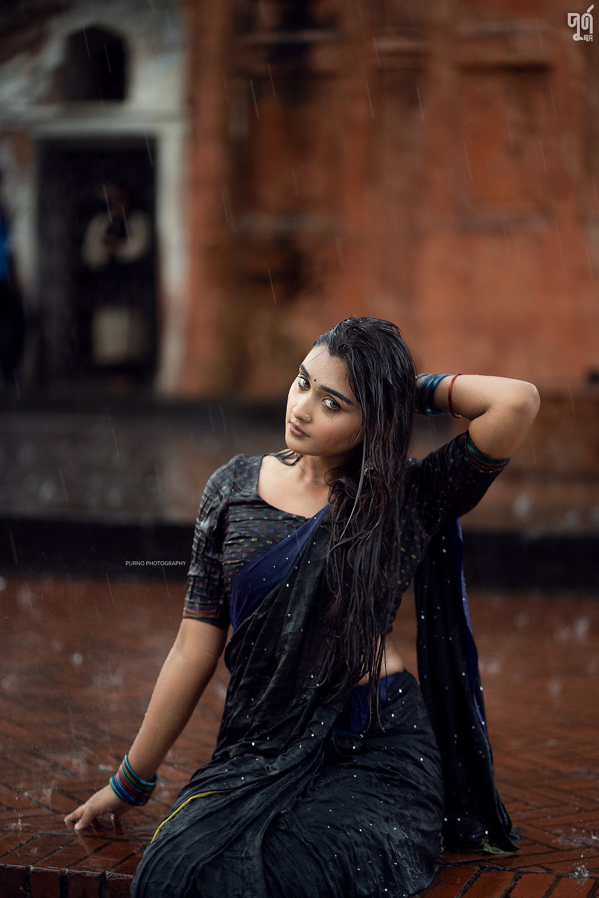 বৃষ্টিতে চুলের যত্ন কীভাবে নেবেন