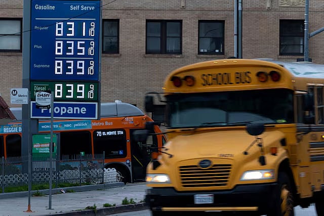 যুক্তরাষ্ট্রের ক্যালিফোর্নিয়া অঙ্গরাজ্যের লস অ্যাঞ্জেলেসের একটি গ্যাস স্টেশনে জ্বালানি তেলের মূল্য দেখা যাচ্ছে। ১০ মার্চ ২০২৬
