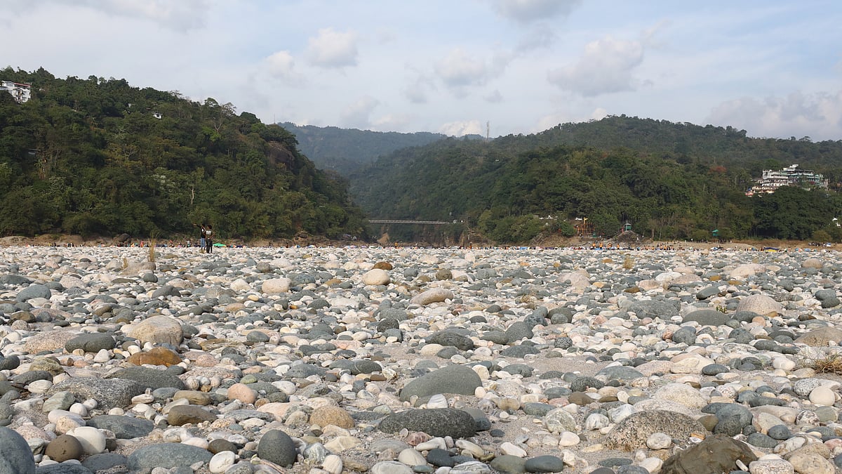 জাফলংয়ে এমন দৃশ্য দেখা যাবে।