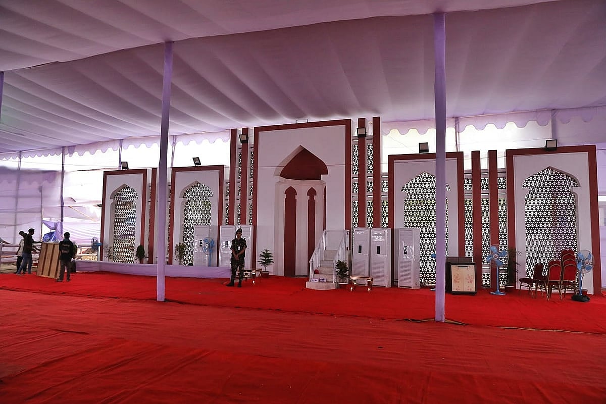 জেনে নিন কোথায় কখন ঈদের জামাত