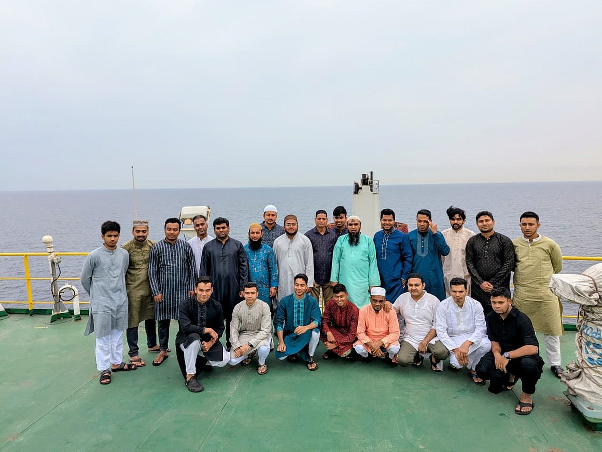 পারস্য উপসাগরে আটকে থাকা জাহাজেই বাংলাদেশি নাবিকদের ঈদের জামাত