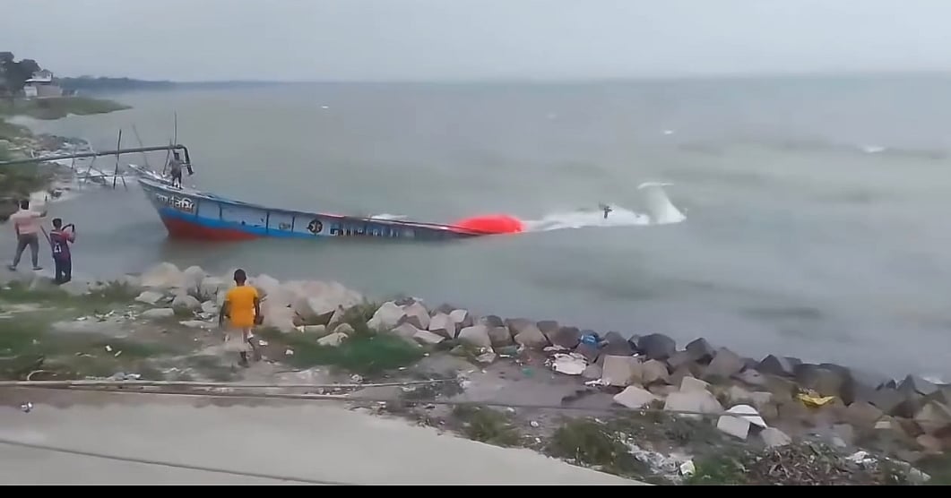 ঝোড়ো হাওয়ায় পদ্মা নদীতে ডুবেছে সিমেন্টবোঝাই তিনটি ট্রলার