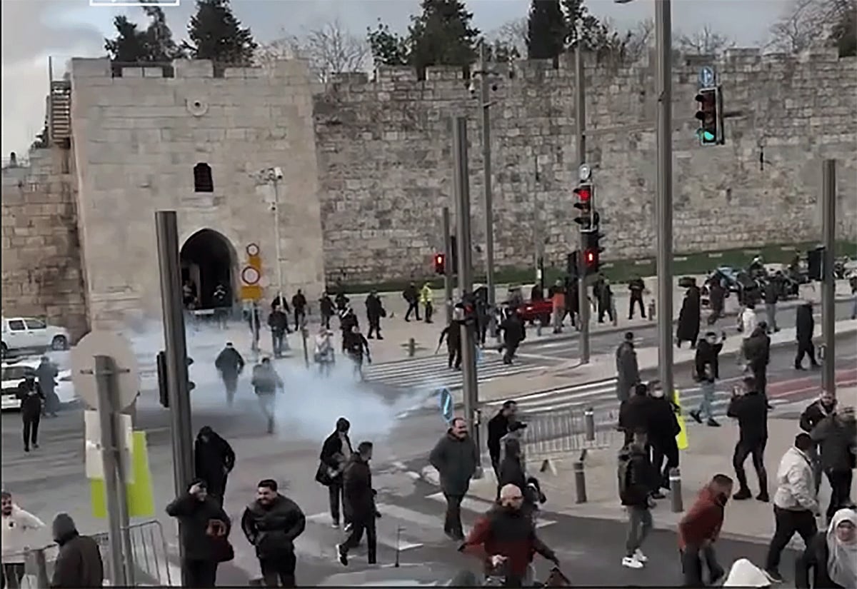 পবিত্র আল-আকসায় ঈদের নামাজে আসা মুসল্লিদের ওপর ইসরায়েলি বাহিনীর হামলা