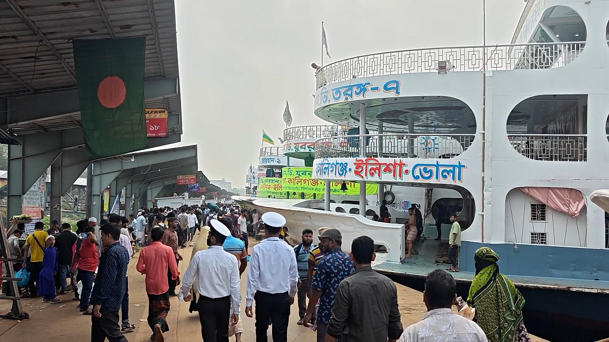ঈদযাত্রার শেষ দিনে সদরঘাট লঞ্চ টার্মিনালে যাত্রীর চাপ কিছুটা কম
