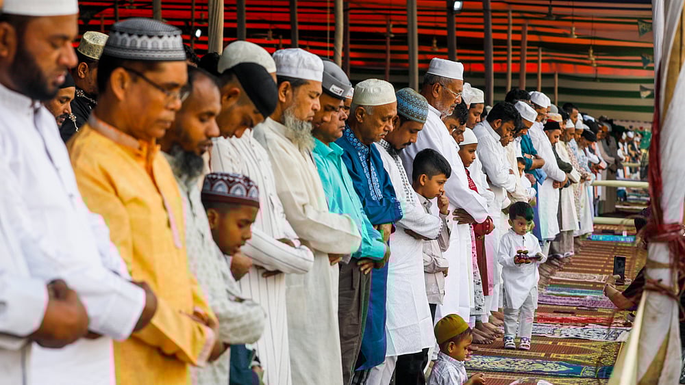 চট্টগ্রাম নগরের জমিয়াতুল ফালাহ জাতীয় মসজিদ ময়দানে পবিত্র ঈদুল ফিতরের প্রধান জামাত।
