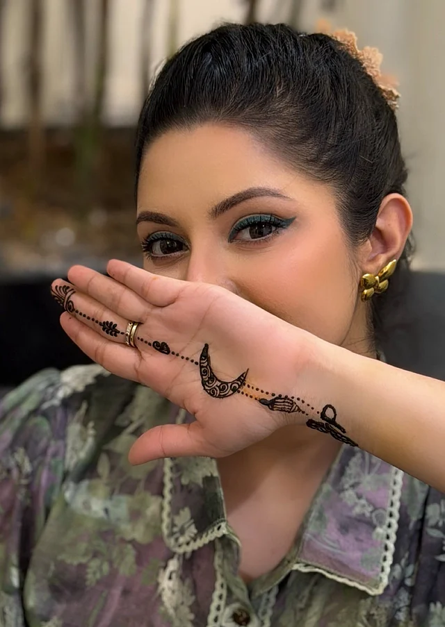 ঈদের থিমেই হালকা নকশার মেহেদী দিয়েছেন পরীমনি