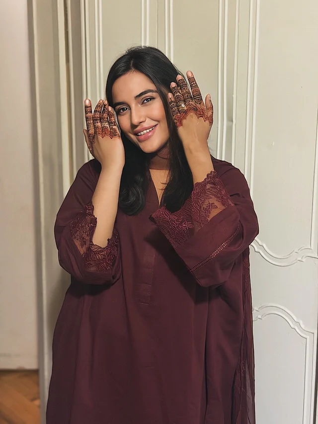 সামিরা খান মাহীও হাতে মেহেদী দিয়েছেন নজরকারা নকশায় 