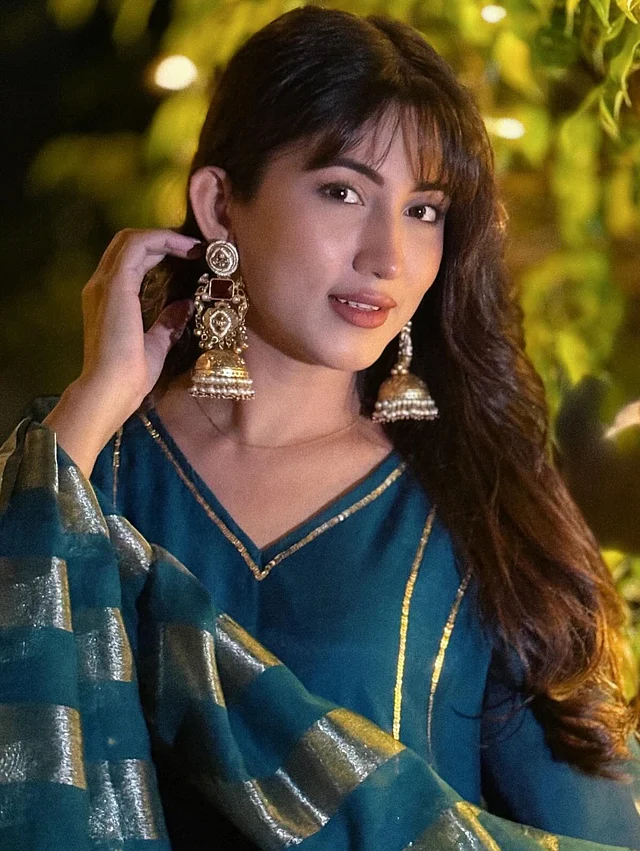 চুলের ব্যাংস, বড় রূপালি ঝুমকায় সাফা কবির