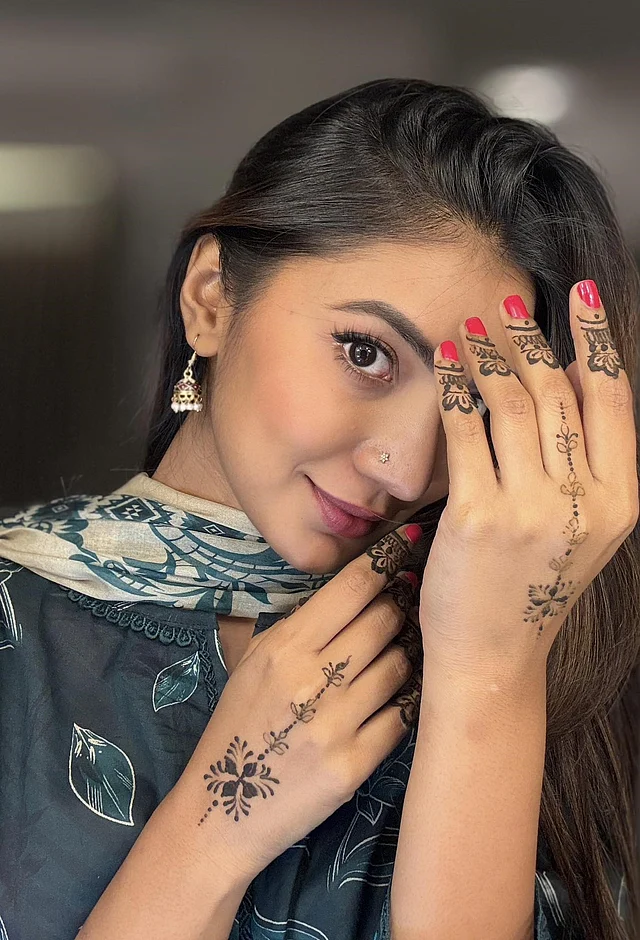 সুনেরাহ বিনতে কামালের হাতে মেহেদীর সাজ। সঙ্গে আছে নাকফুল আর ঝুমকা