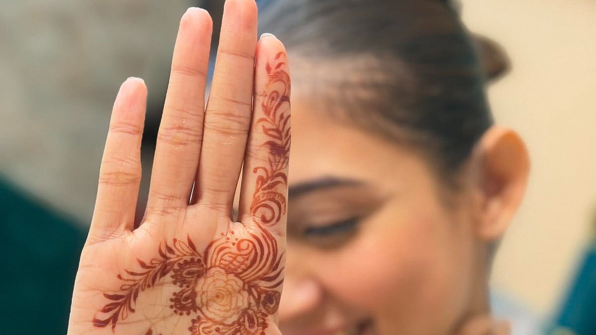 হাতে কার নাম লিখলেন মেহজাবীন চৌধুরী