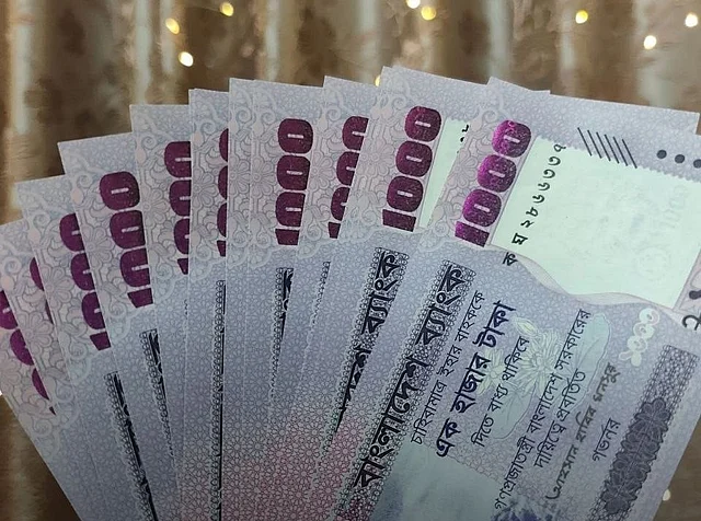 জুনিয়ররা সুযোগ খুঁজতে থাকে সিনিয়রের পকেট থেকে কিছু ডিজিটাল বা অ্যানালগ সালামি আদায়ের জন্য