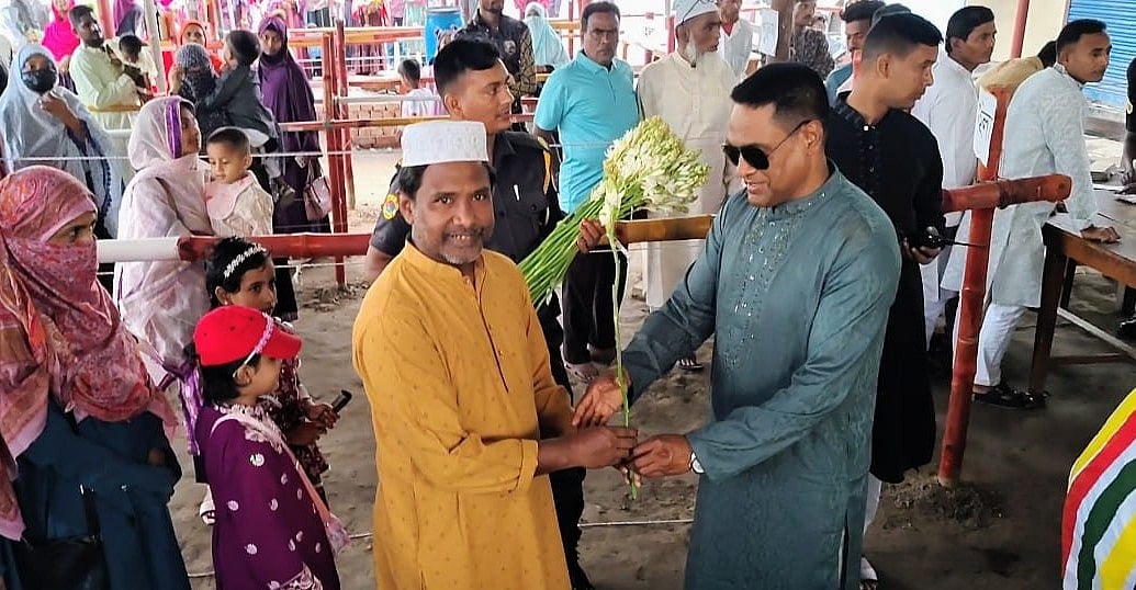 কারাবন্দীরা গাইলেন গান, দর্শনার্থীরা পেলেন ফুল