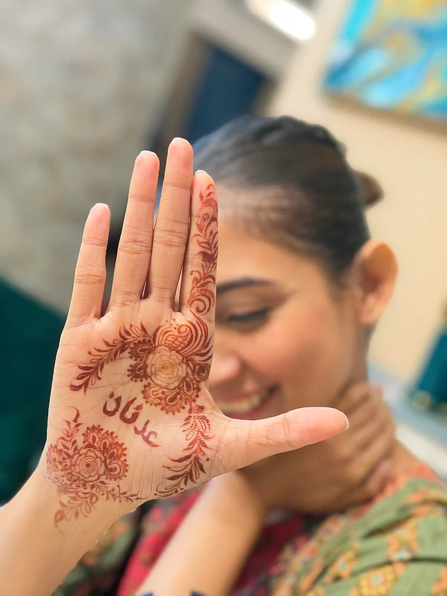 চলচ্চিত্র নির্মাতা আদনান আল রাজীবের নাম হাতের মেহেদীতে লিখে সাড়া জাগিইয়েছেন মেহজাবীন চৌধুরী