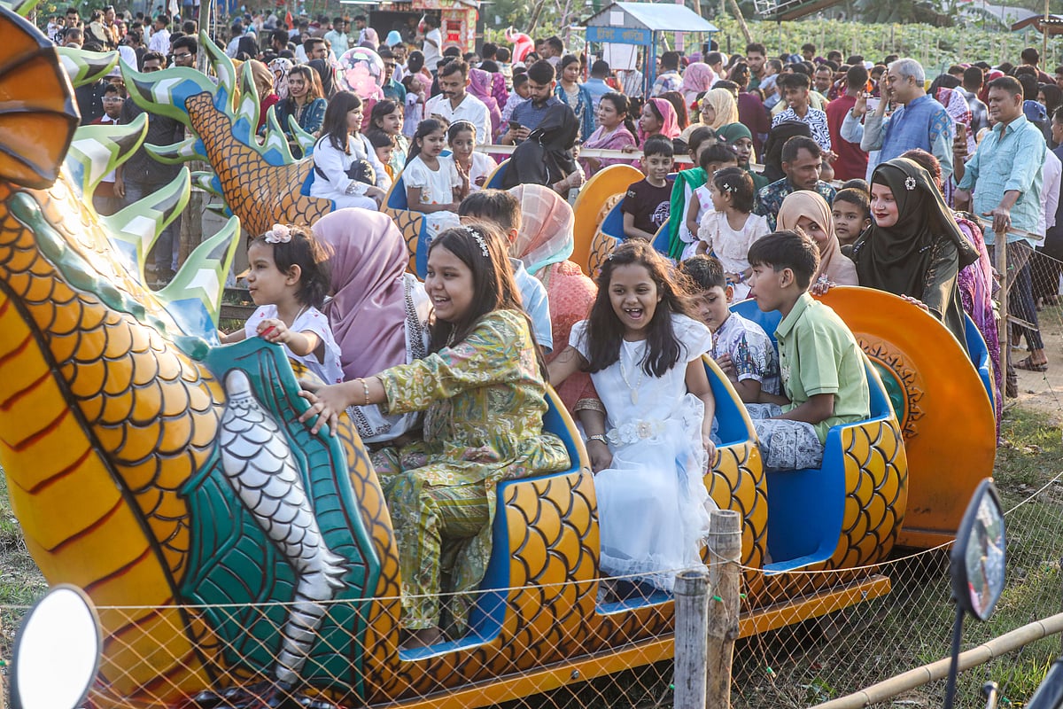 টয় ট্রেনে শিশুদের উচ্ছ্বাস 