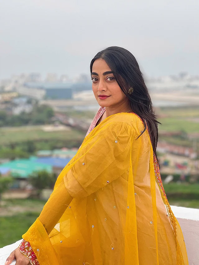 খোলা চুলে আর শর্ষে হলুদ ওড়নায় নাজিয়া হক অর্ষা