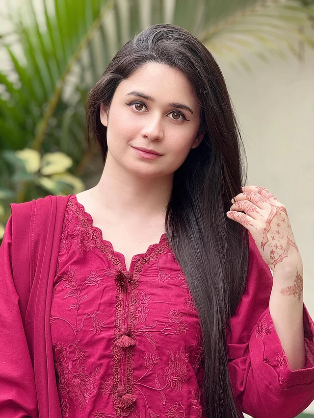 জান্নাতুল ফেরদৌস ঐশী পরেছেন মেরুন সালওয়ার কামিজ। হাতে মেহেদী