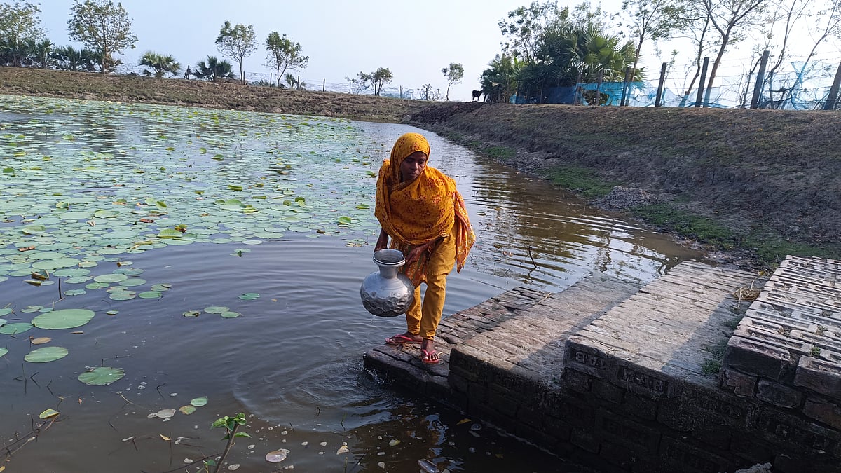 মিঠাপানির খোঁজে নয়ানীর নারীদের প্রতিদিনের সংগ্রাম