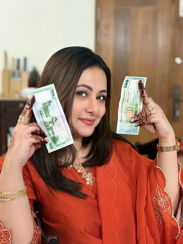 লাল সালওয়ার কামিজে সালামি পোজে পূর্ণিমা 