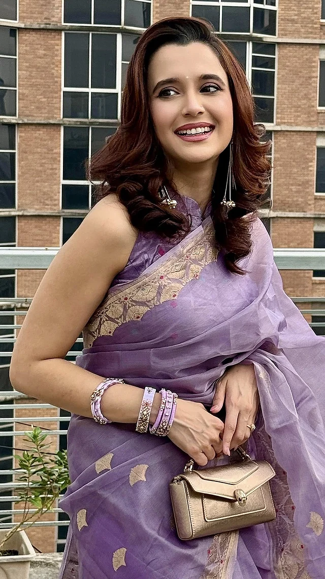 বনলতা এক্সপ্রেস সিনেমার চিত্রা সাবিলা নূরের ল্যাভেন্ডার শাড়ি আর ম্যাচিং স্লিভলেস ব্লাউজের সঙ্গে নজর কাড়ছে লম্বা ঝুলের দুল আর অ্যান্টিক সোনালি পার্স