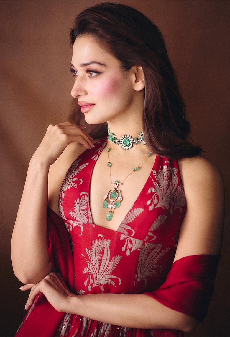 স্লিভলেস লেহেঙ্গা আর নিজের ব্র‍্যান্ডের গয়নায় ভরপুর আবেদন ছড়ালেন তামান্না ভাটিয়া