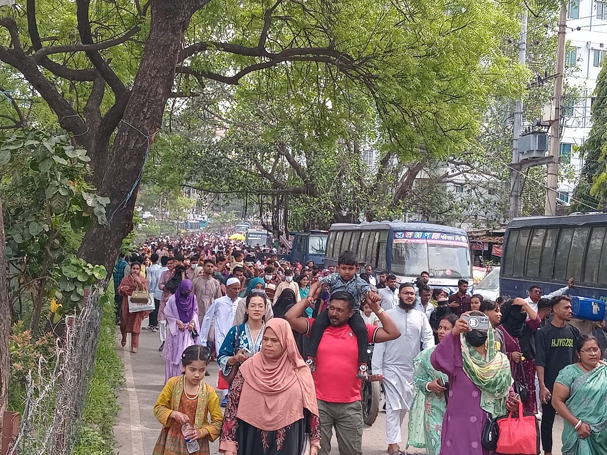 মিরপুরের জাতীয় চিড়িয়াখানায় দর্শনার্থীদের ঢল, তীব্র যানজট, হেঁটে যাতায়াত