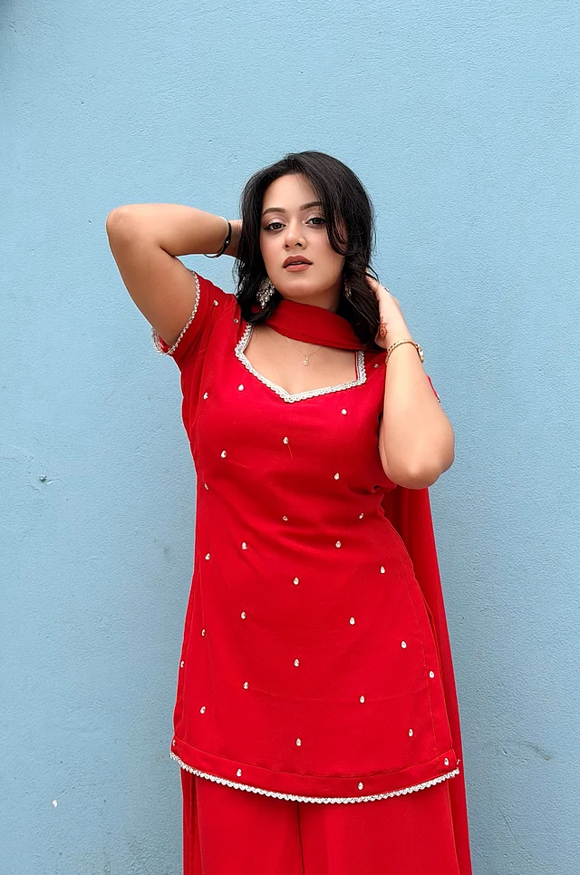 প্রার্থনা ফারদীন দীঘি পরেছেন কিউট লাল সালওয়ার কামিজ