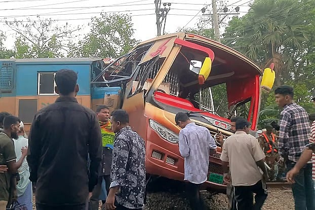 ৮টি বড় দুর্ঘটনায় ৬৭ জনের মৃত্যু, নিচের সারির কর্মীদের শাস্তি দিয়ে দায় সারছে রেলওয়ে