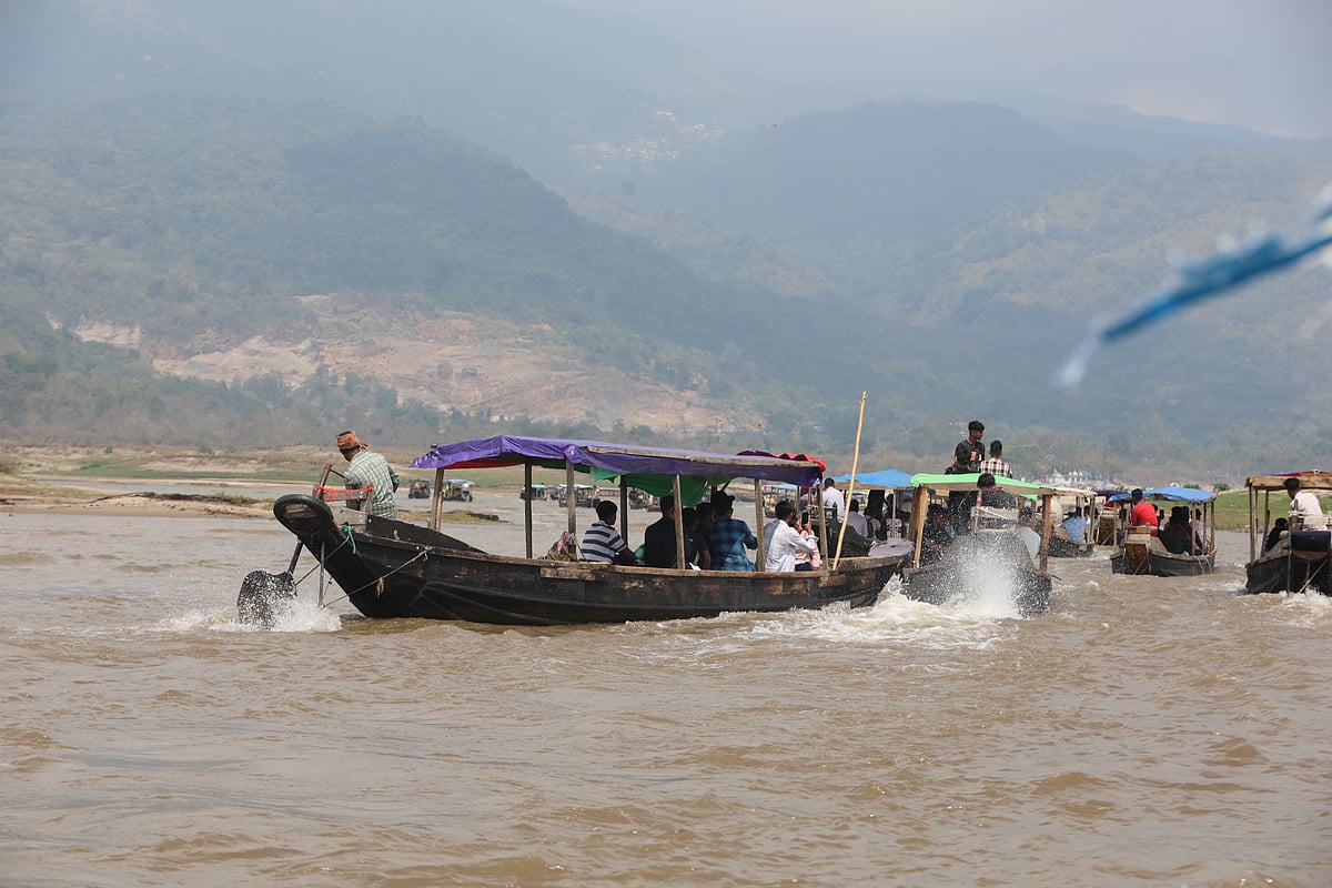 নৌকায় করে সাদাপাথরের দিকে যাচ্ছেন পর্যটকেরা।