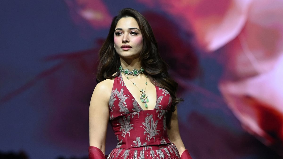 খুশি-তামান্নাদের ঝলমলে র‍্যাম্প, হঠাৎ শোকের ছায়া—মনীশ মালহোত্রার শো বাতিল