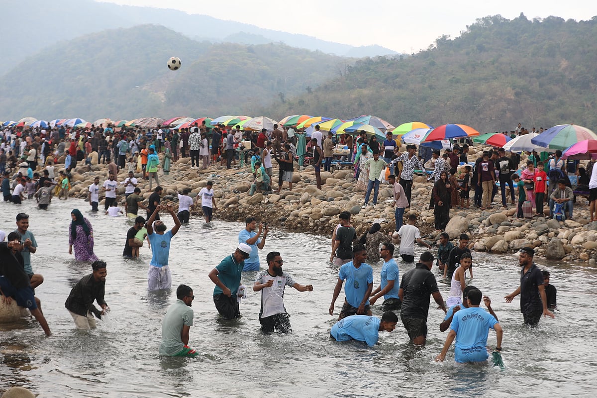 সাদাপাথরে ঈদের ছুটিতে মানুষের ঢল