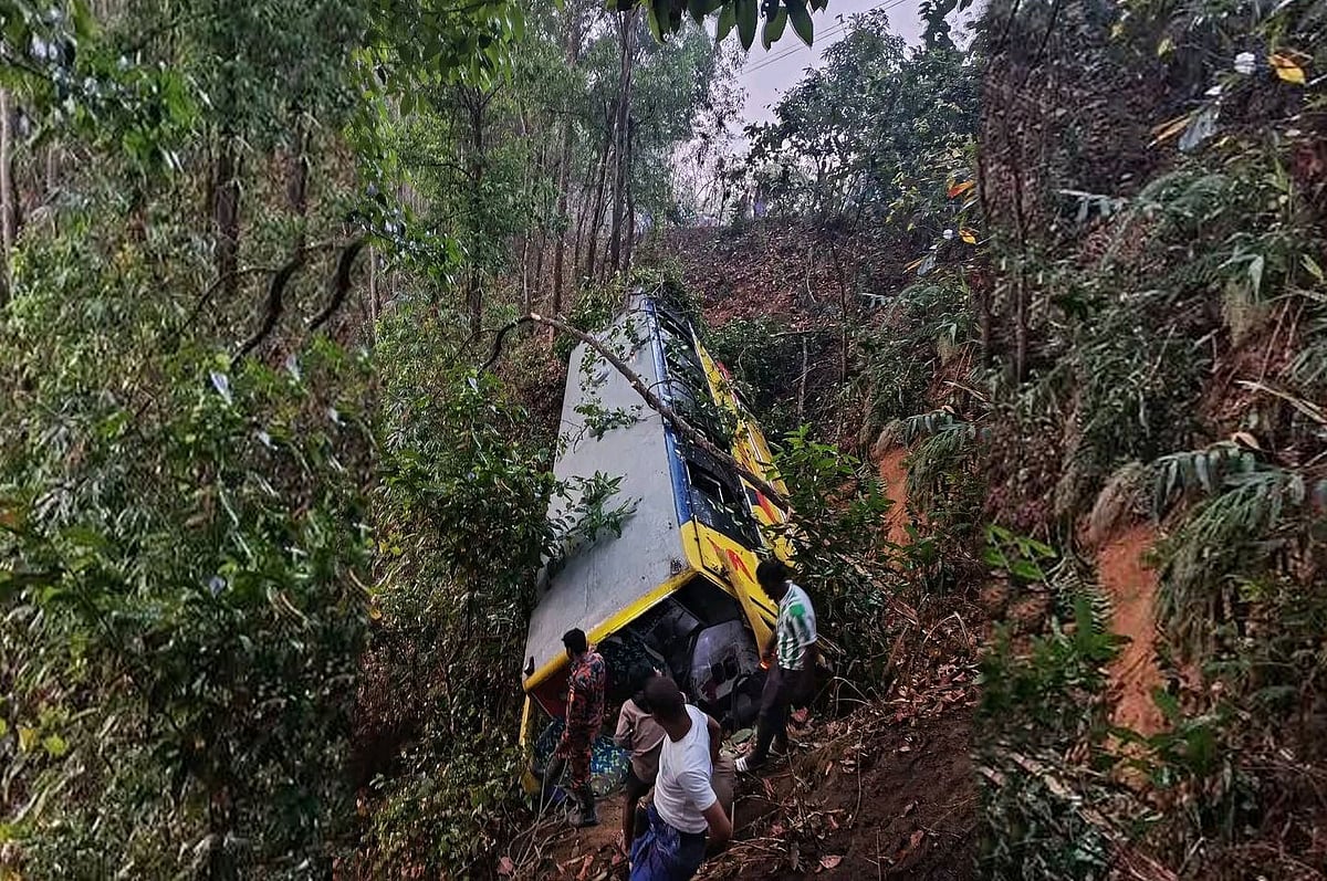 বান্দরবানে গাছের কারণে রক্ষা পেলেন ৪৪ বাসযাত্রী
