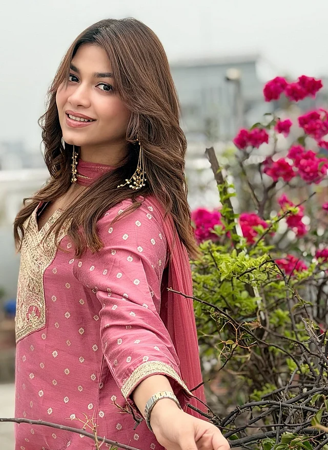 ফ্ল্যামিঙ্গো গোলাপি সালওয়ার কামিজ পরেছেন পারসা ইভানা। সঙ্গে লম্বা ঝুলের সোনালি দুল। 