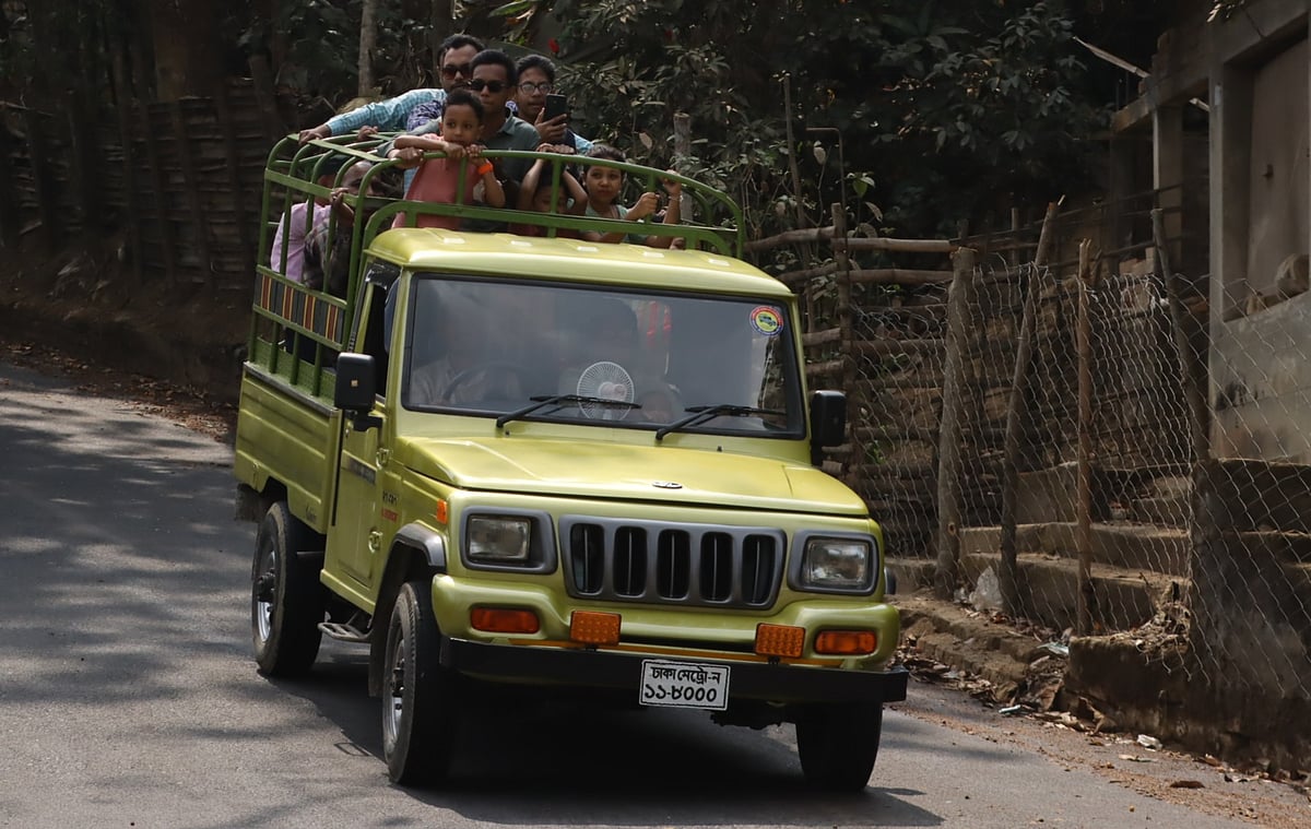 চাঁদের গাড়িতে চেপে ঘুরে বেড়াচ্ছেন পর্যটকেরা। মেঘলা পর্যটনকেন্দ্র এলাকা।