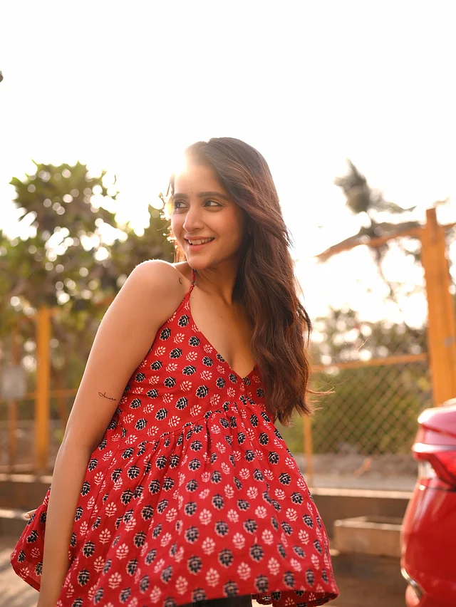 পুরো লুকটাই ক্যাজুয়াল কিন্তু খুব স্টাইলিশ। লাল রঙের স্লিভলেস হল্টারনেক স্টাইলের টপটি এই লুকের মূল আবেদন। জুটি হয়েছে ধূসর ডেনিম জিন্স