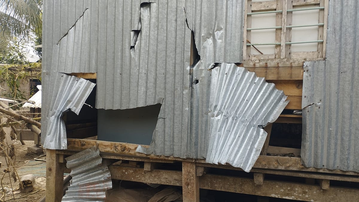 শরীয়তপুরে দুই পক্ষের সংঘর্ষ, বালতিতে করে শতাধিক ককটেল বিস্ফোরণ