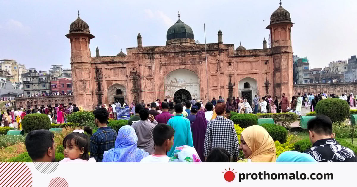 ছুটির মাঝে ঐতিহ্যের টানে কেল্লার পানে ছুটির মাঝে ঐতিহ্যের টানে কেল্লার পানে