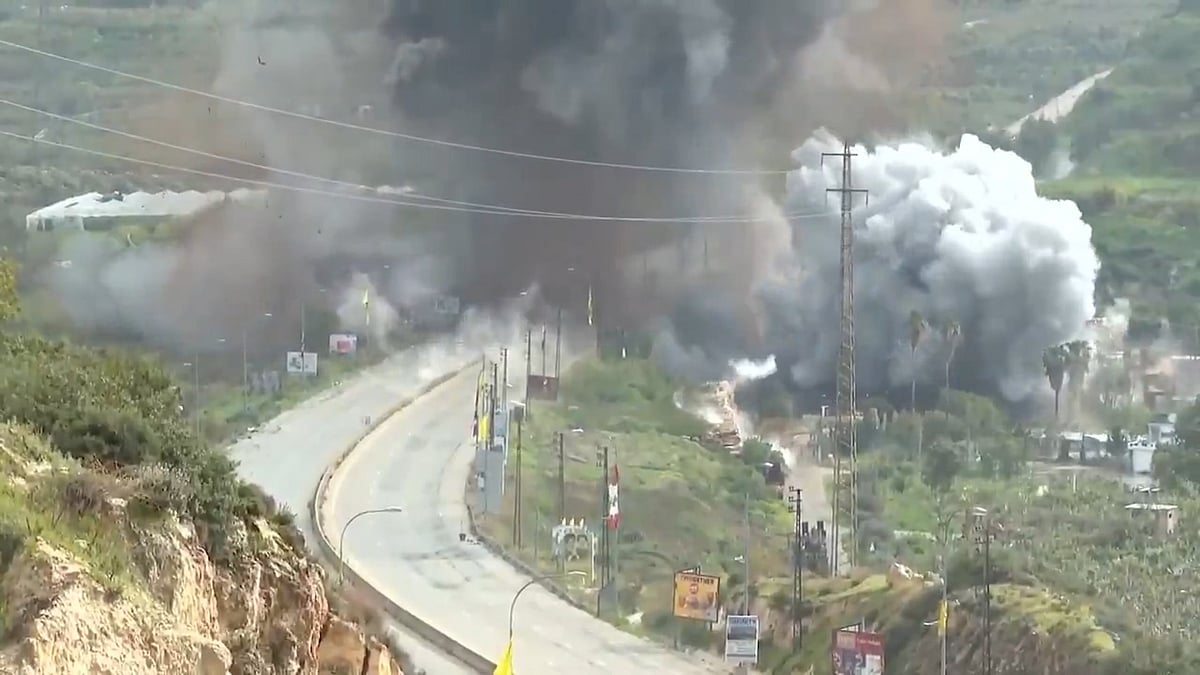লেবাননের কাসমিয়া সেতুতে ইসরায়েলি হামলা