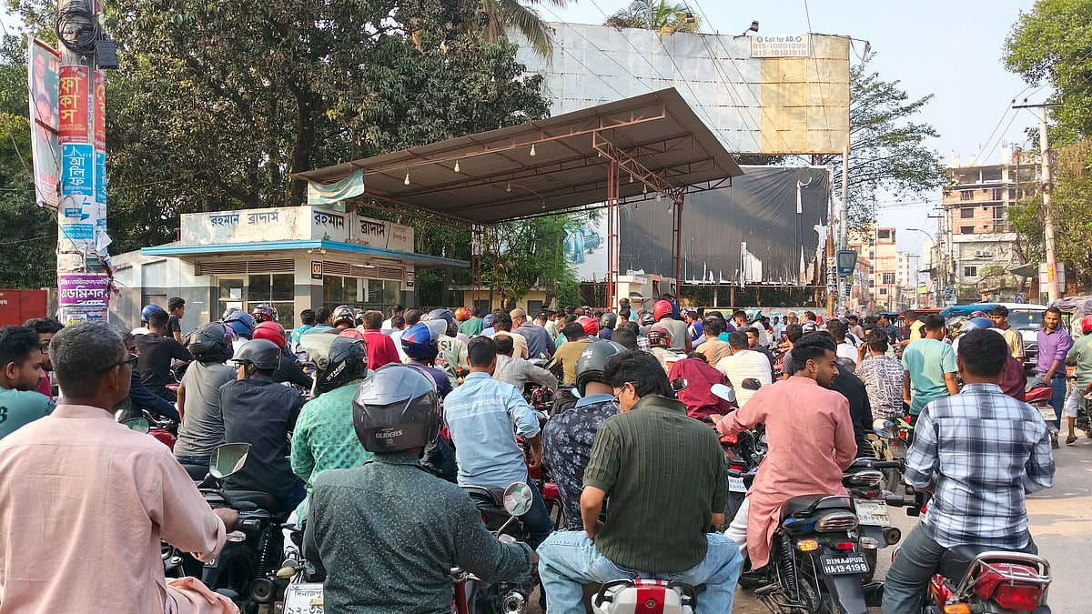 ৪৩টি ফিলিং স্টেশন বন্ধ, ৩টিতে বিক্রি হচ্ছে শুধু পেট্রল