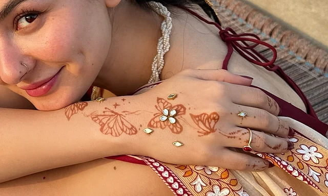 নজর কাড়ছে মেহেদির নকশায় প্রজাপতি আর তাতে বসানো পাত্তি