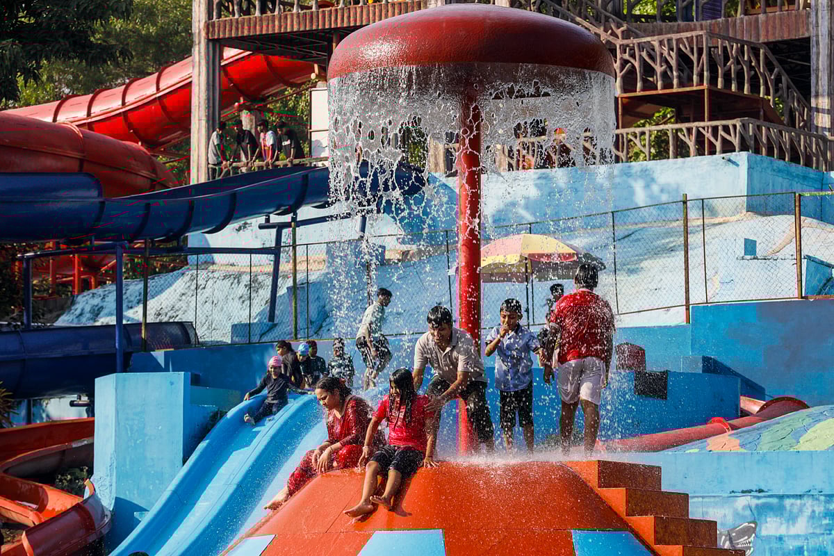 কৃত্রিম ঝরনাতে আনন্দে মেতেছেন কয়েকজন 